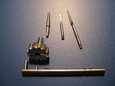 Конический винтовой имплантат  СТИ-ИОЛ и  необходимые для его установки инструменты :  пилотная фреза,  основная  фреза,   ключ,  рычаг
